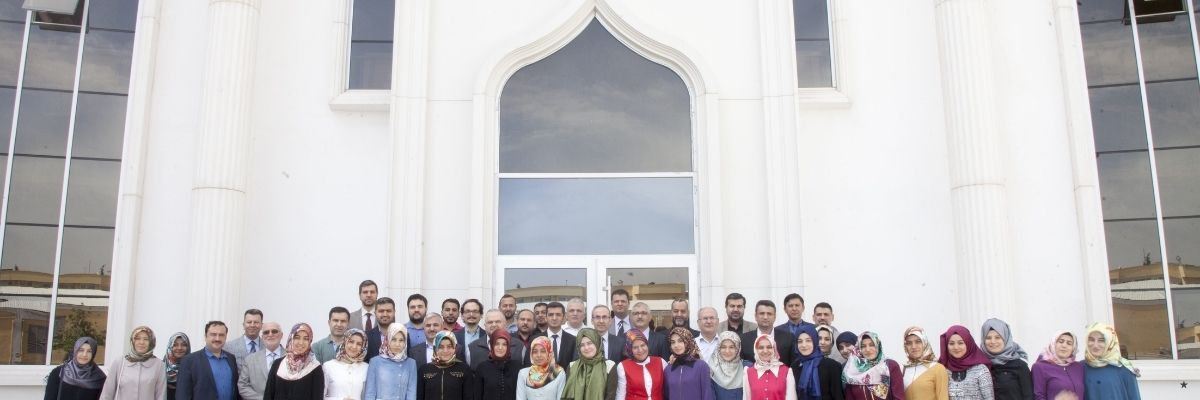 İlahiyat eğitiminin kapsamını, öğrencilere kazandırdığı bilgi ve becerileri ile mezunların kariyer alanlarını detaylıca öğrenin.